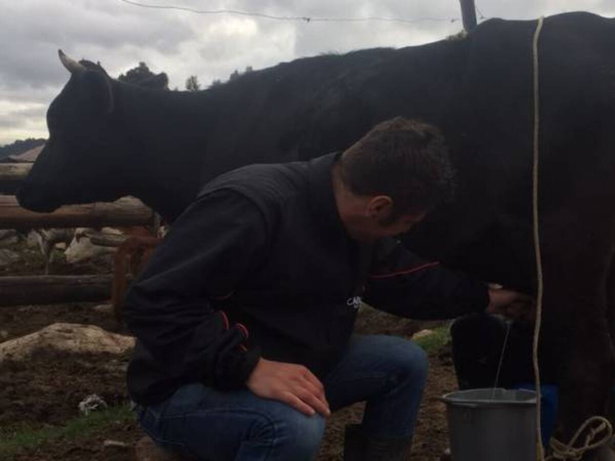 En las botas de un campesino que habita cerca del relleno doña Juana