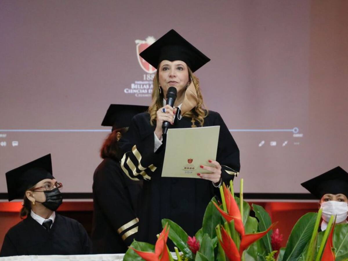 Unibac graduó a 73 profesionales en primera ceremonia híbrida