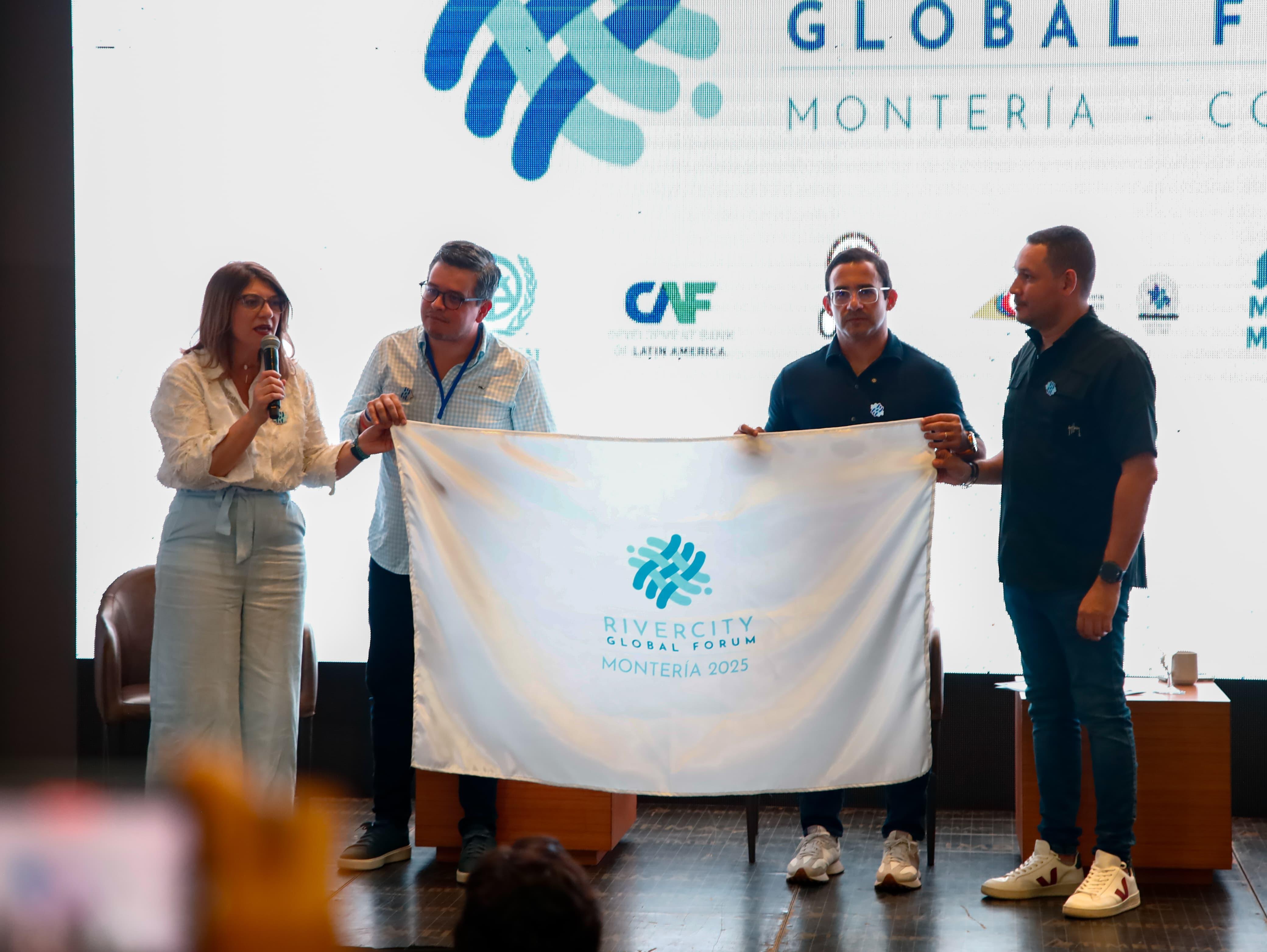 Edna González entregó las banderas de RiverCity al alcalde Hugo Kerguelén. Acompañan el gerente de Ciudad, Raúl Badillo, y el secretario de Planeación, Jhon Nel Rodríguez.