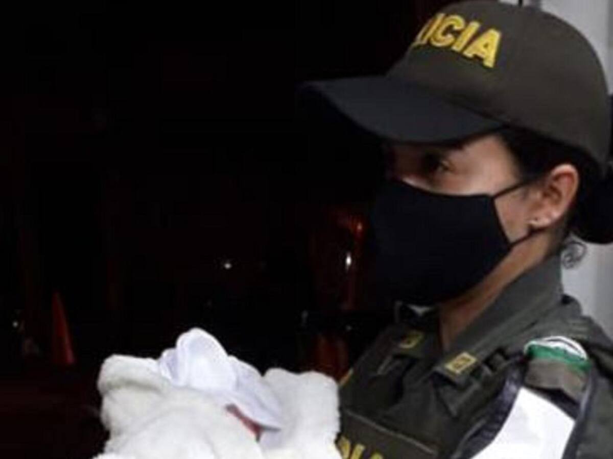 En la entrada de una casa en Medellín, dejan a bebé de dos días de nacido