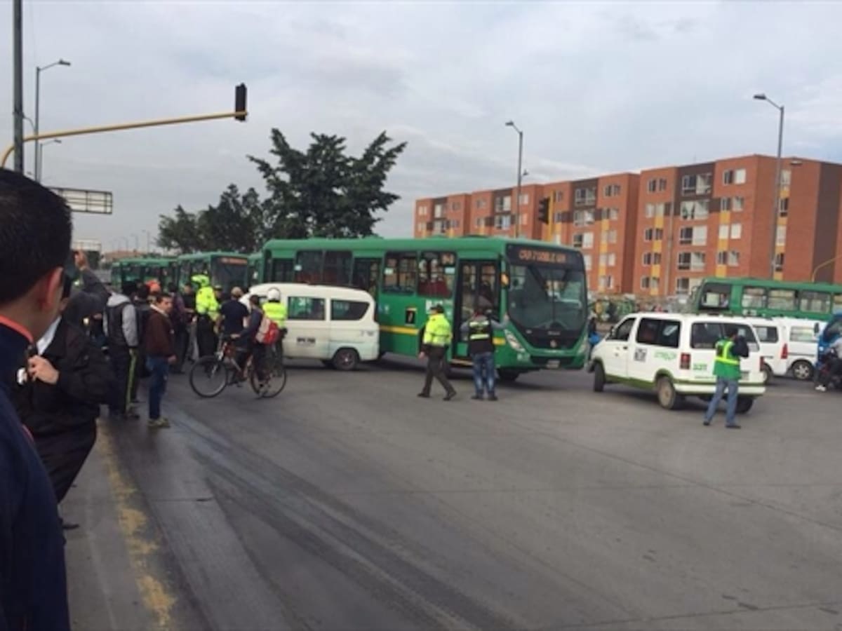 Vehículos de transporte público especial bloquean Portal Américas
