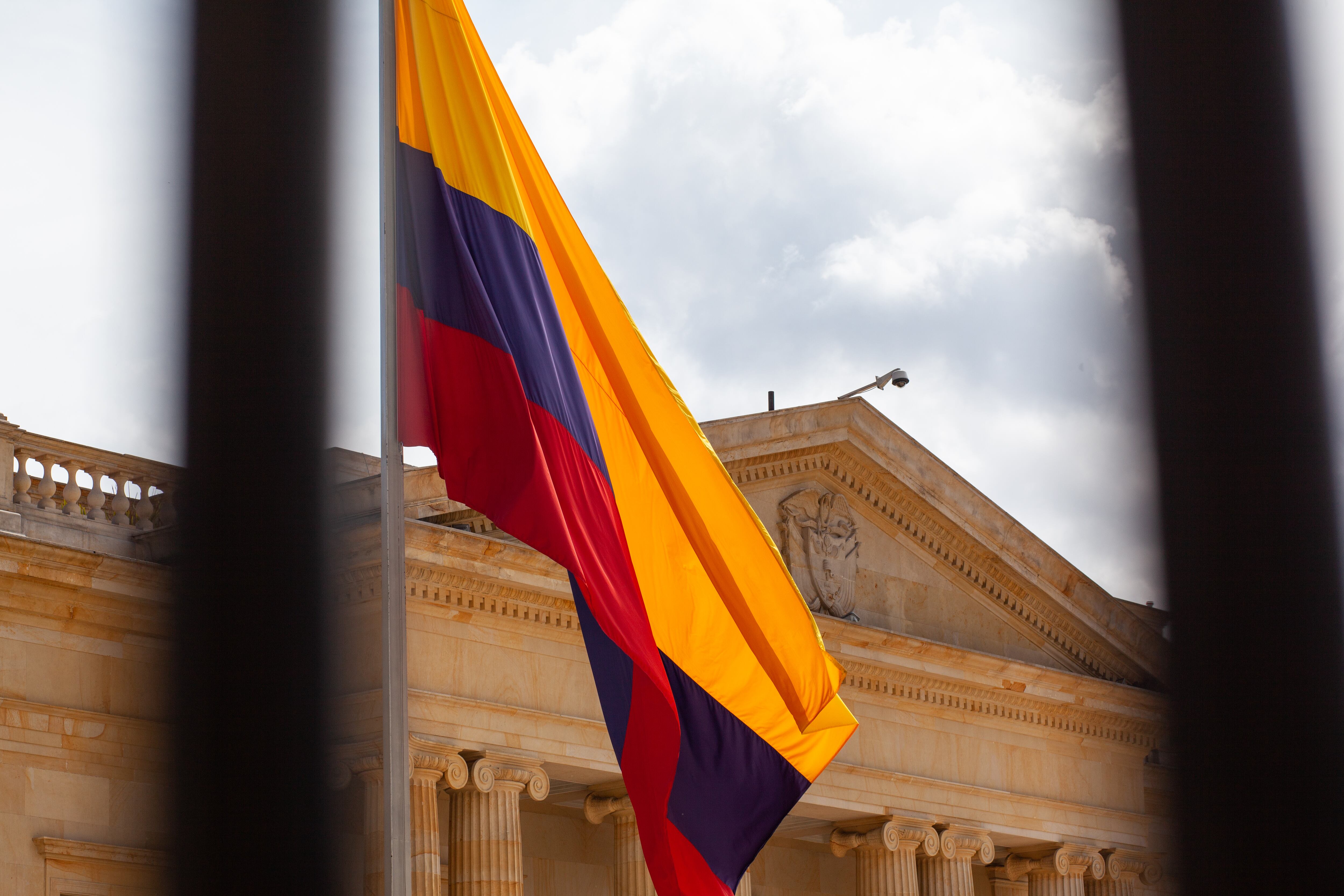 La bandera colombiana ondea frente al Congreso de la República. Foto vía Getty Images