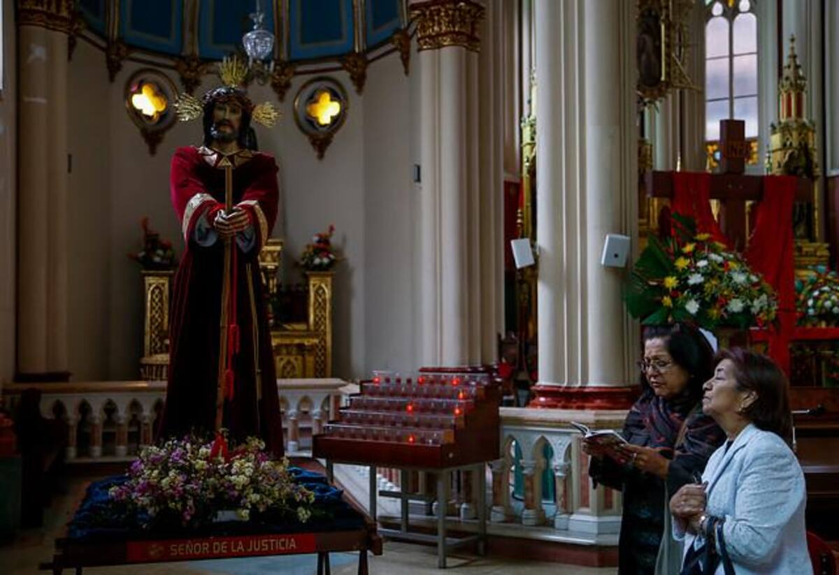 Imágenes de algunas de los principales templos e iglésias cátolicas de Bogotá, donde los fieles se reúnen a conmemorar la pasión de Cristo.