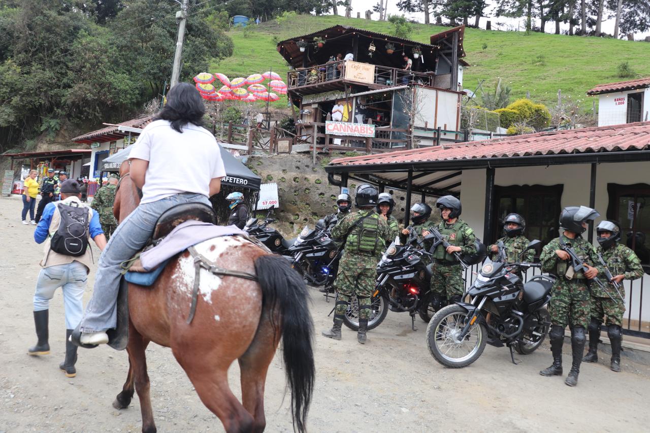 Patrulla motorizada del Ejército en el valle de Cocora en Salento. Foto: Cortesía Octava Brigada del Ejército