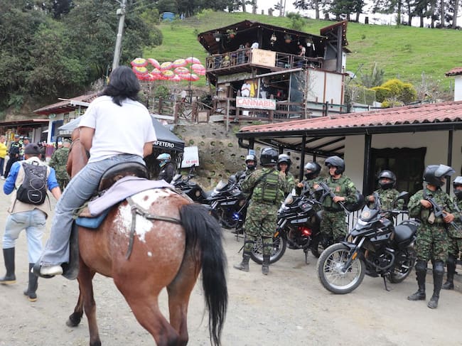 Patrulla motorizada del Ejército en el valle de Cocora en Salento. Foto: Cortesía Octava Brigada del Ejército