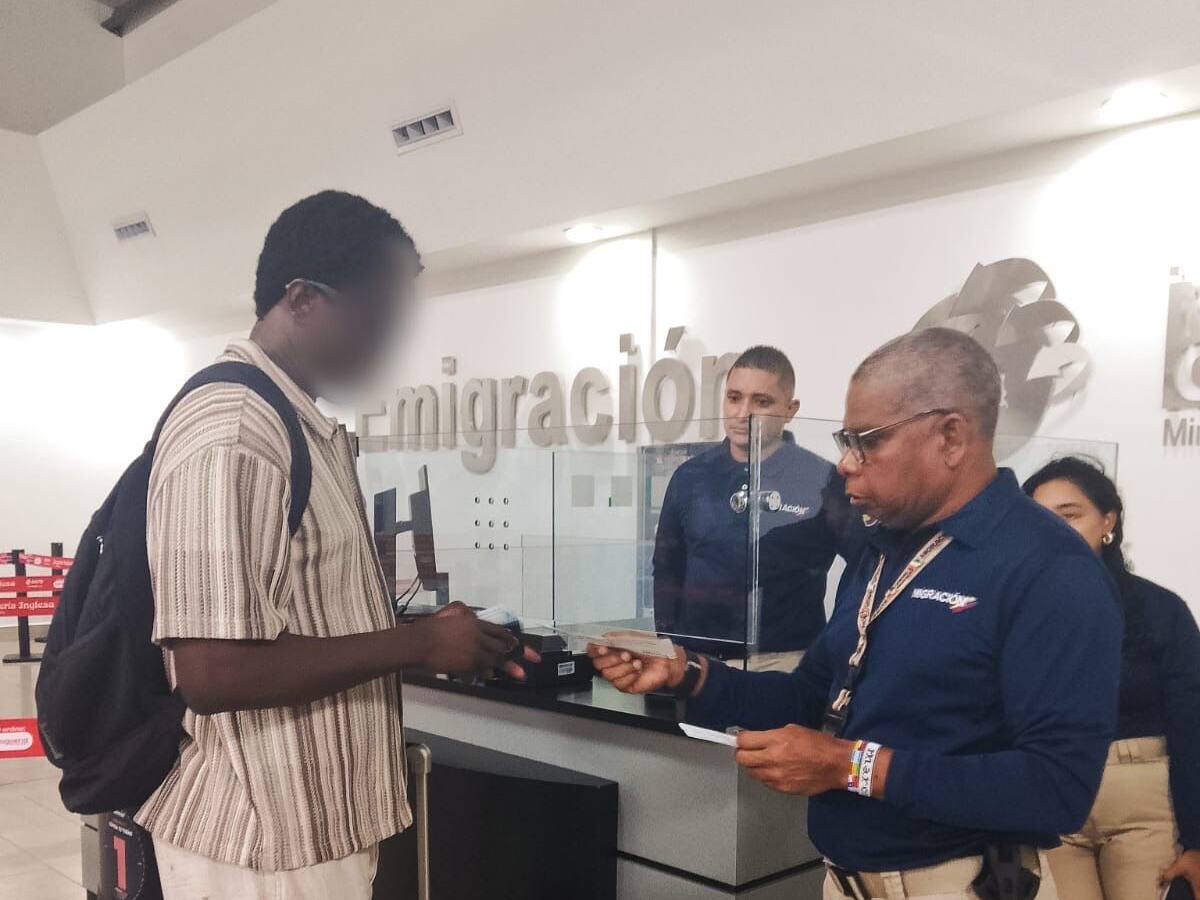 Extranjero con historial delictivo fue expulsado en Cartagena por Migración Colombia