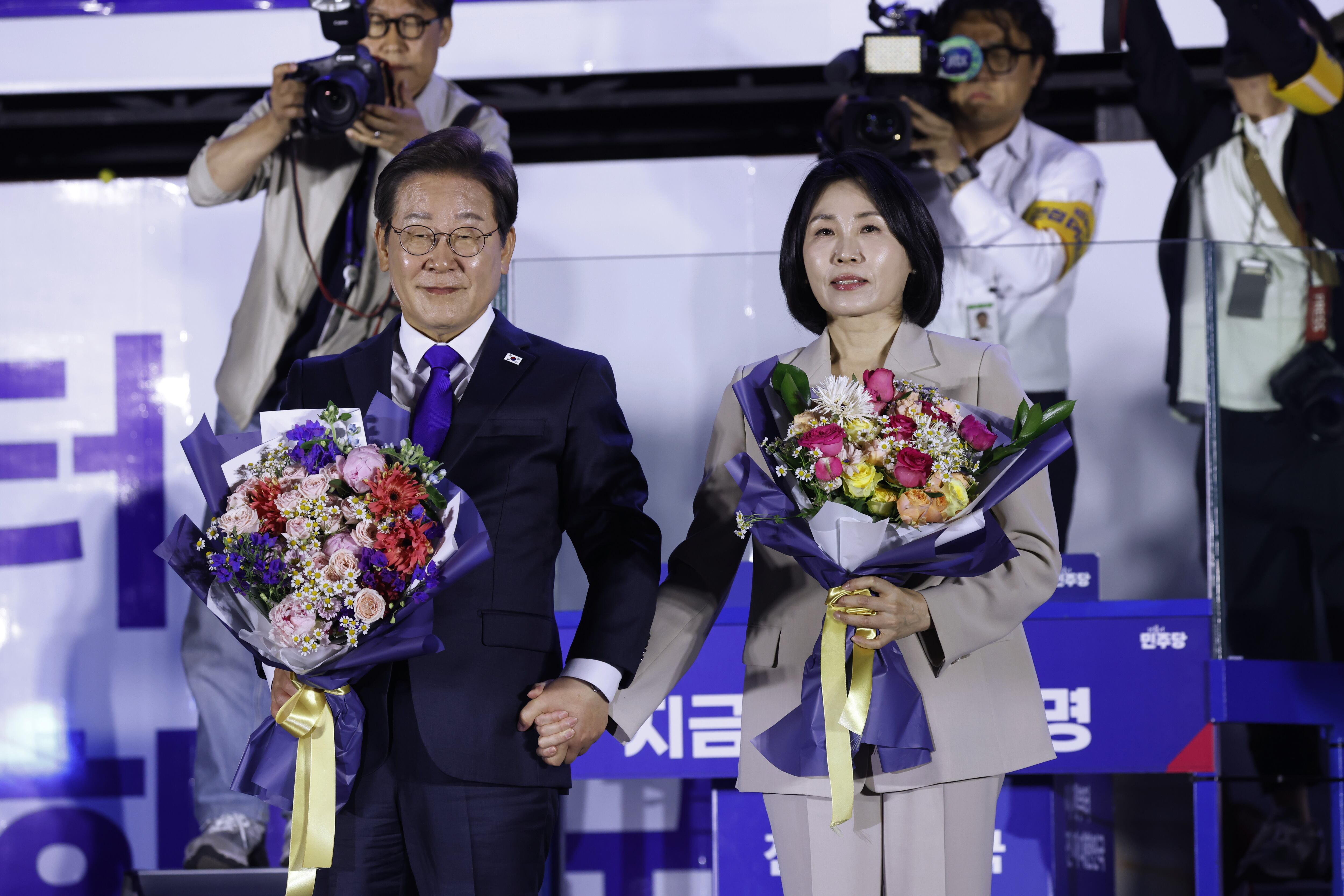 Seoul (South Korea), 03/06/2025.- Lee Jae Myung (L) of the Democratic Party and his wife Kim Hye-kyung (R) celebrate after winning the presidential election at the National Assembly in Seoul, South Korea, 04 June 2025. South Koreas top broadcasters projected a victory for Lee after more than 60 percent of votes were counted. (Elecciones, Corea del Sur, Seúl) EFE/EPA/JEON HEON-KYUN