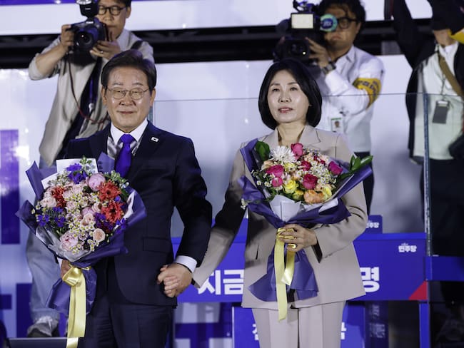 Seoul (South Korea), 03/06/2025.- Lee Jae Myung (L) of the Democratic Party and his wife Kim Hye-kyung (R) celebrate after winning the presidential election at the National Assembly in Seoul, South Korea, 04 June 2025. South Korea’s top broadcasters projected a victory for Lee after more than 60 percent of votes were counted. (Elecciones, Corea del Sur, Seúl) EFE/EPA/JEON HEON-KYUN