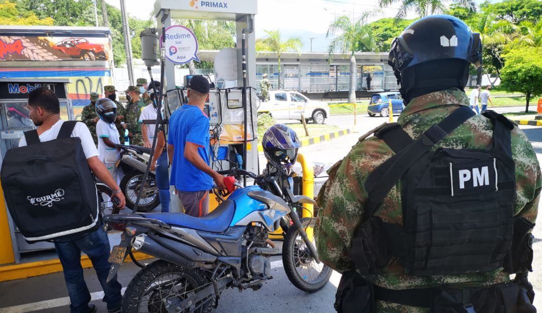 Algunas estaciones de servicio cuentan con asistencia militar para evitar actos vandálicos.