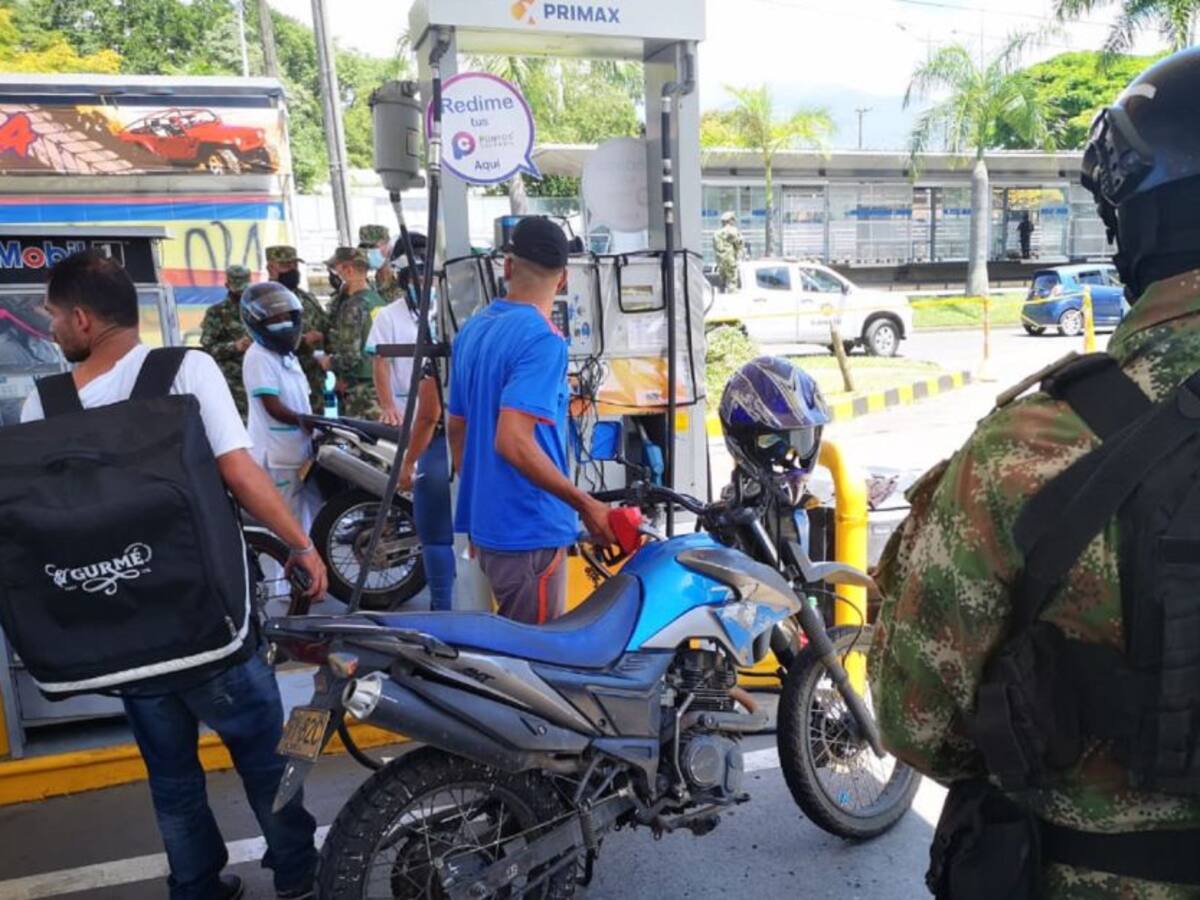 Caravanas escoltadas por Ejército abastecen de combustible a Cali