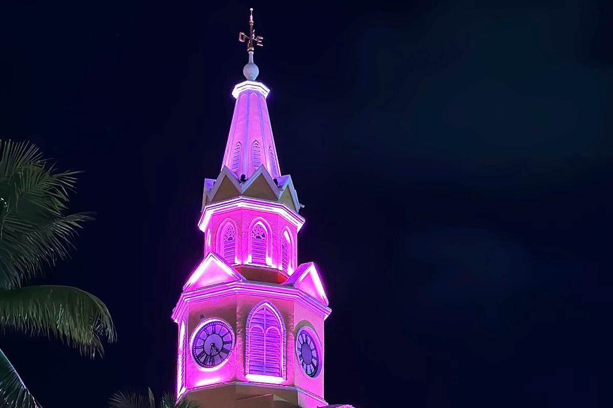 Encendido de la Torre del Reloj y Plaza de Todos da inicio a la agenda conmemorativa del mes Rosa
