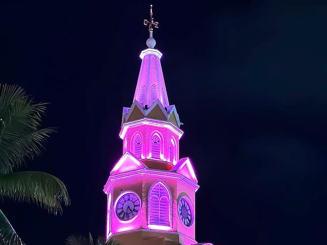 Encendido de la Torre del Reloj y Plaza de Todos da inicio a la agenda conmemorativa del mes Rosa