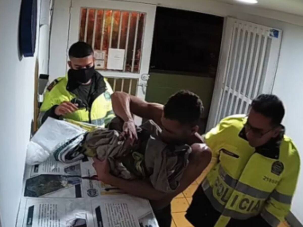 Policía en Manizales auxilia a bebé, quien nació con 5 meses de gestación