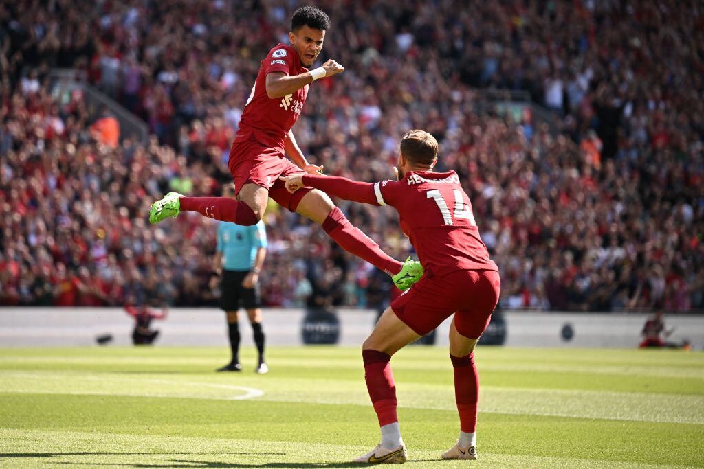 Luis Diaz y Jordan Henderson celebrando un gol  (Photo by OLI SCARFF/AFP via Getty Images)