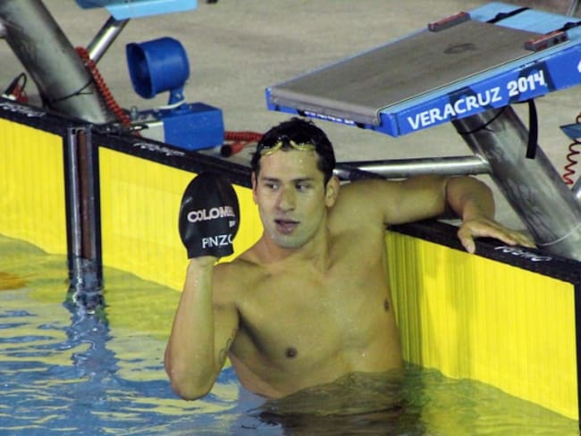 Nadador bogotano recoge fondos para ir a Río 2016