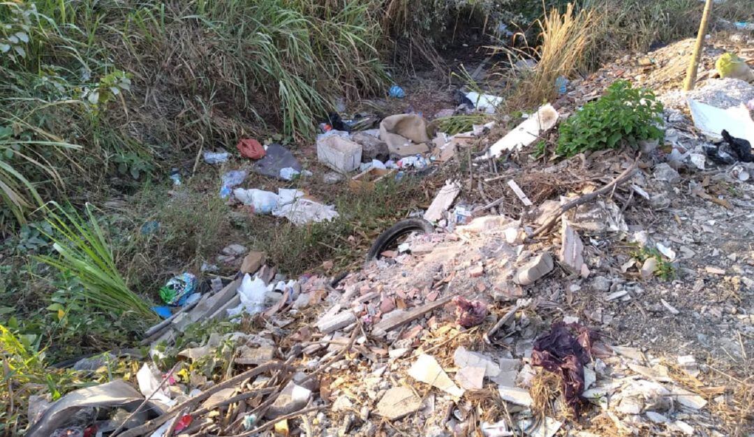 Entre las urbanizaciones Villagrande 1 y 2 sobre la variante, están botando todo tipo de inservibles