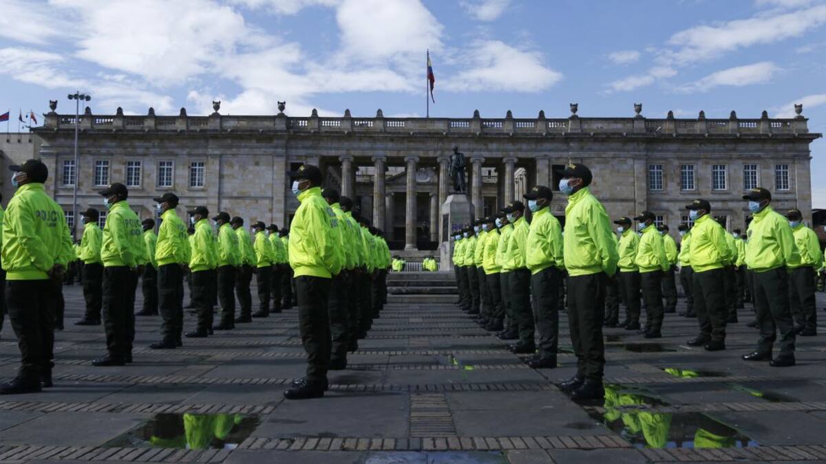 Aprueban en primer debate reforma que sacaría a la Policía del MinDefensa