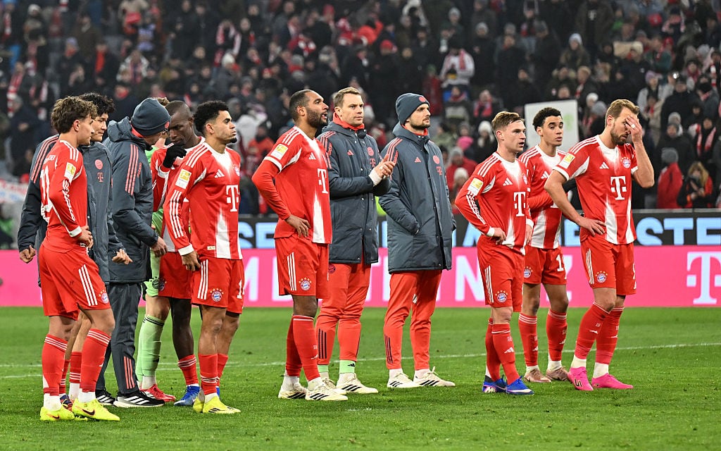 MUNICH, GERMANY - JANUARY 24: Players of FC Bayern Munich applaud the fans after the Bundesliga match between FC Bayern München and FC Augsburg at Allianz Arena on January 24, 2026 in Munich, Germany. (Photo by Sebastian Widmann/Getty Images)