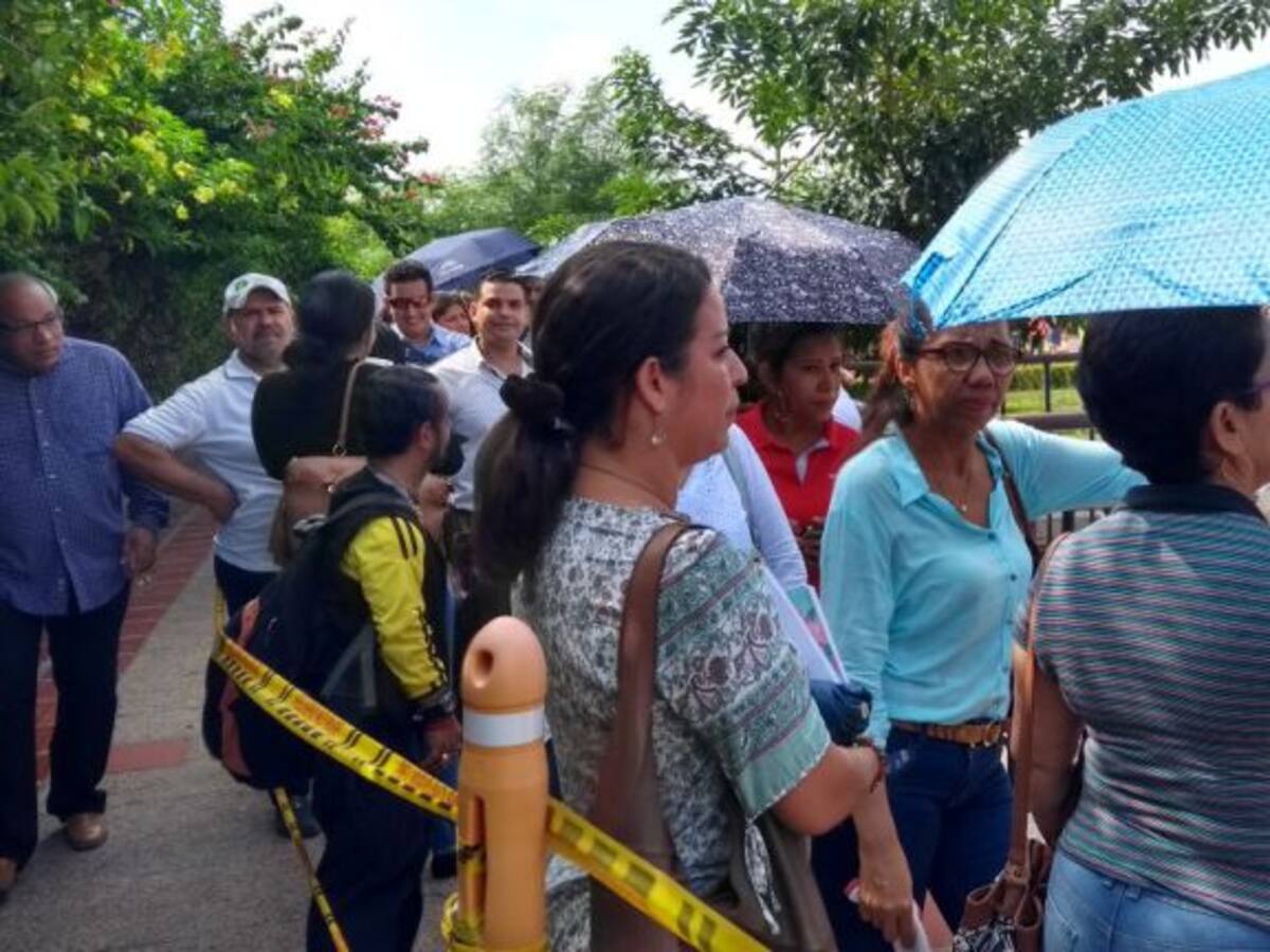 Buses, pasteles y masiva votación durante elecciones en Unitlántico