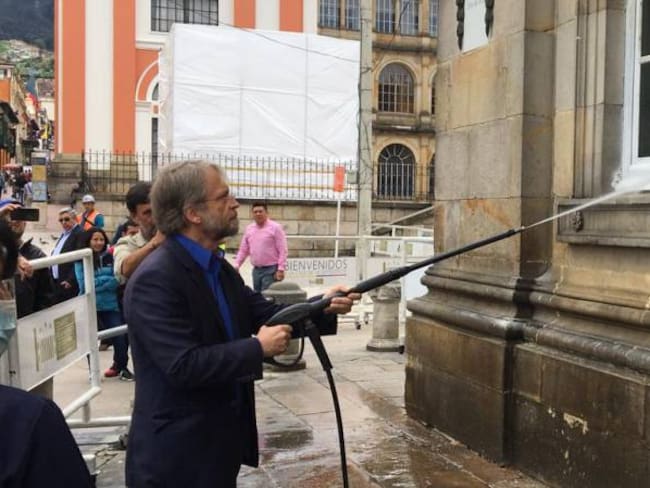 Antanas Mockus ayudó a lavar la fachada del Congreso