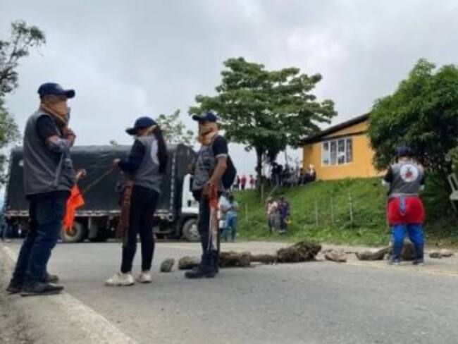 Comunidades campesinas bloquean la vía Panamericana entre Cauca y Nariño