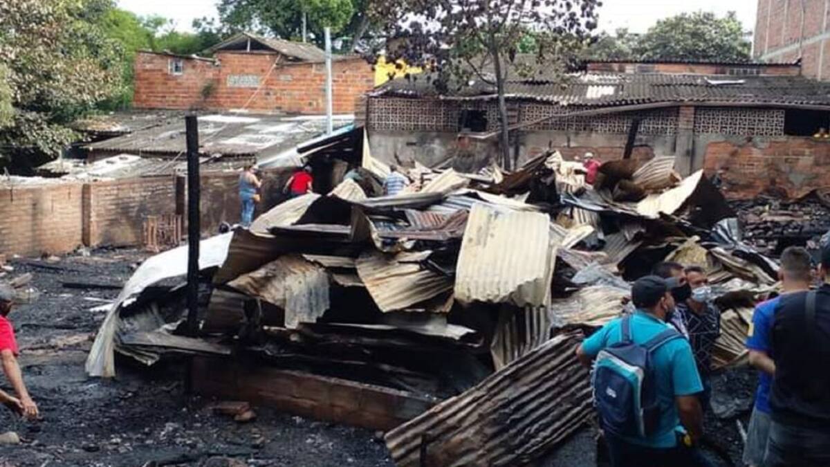 Voraz incendio en el barrio Girardot acabó con varias carpinterias