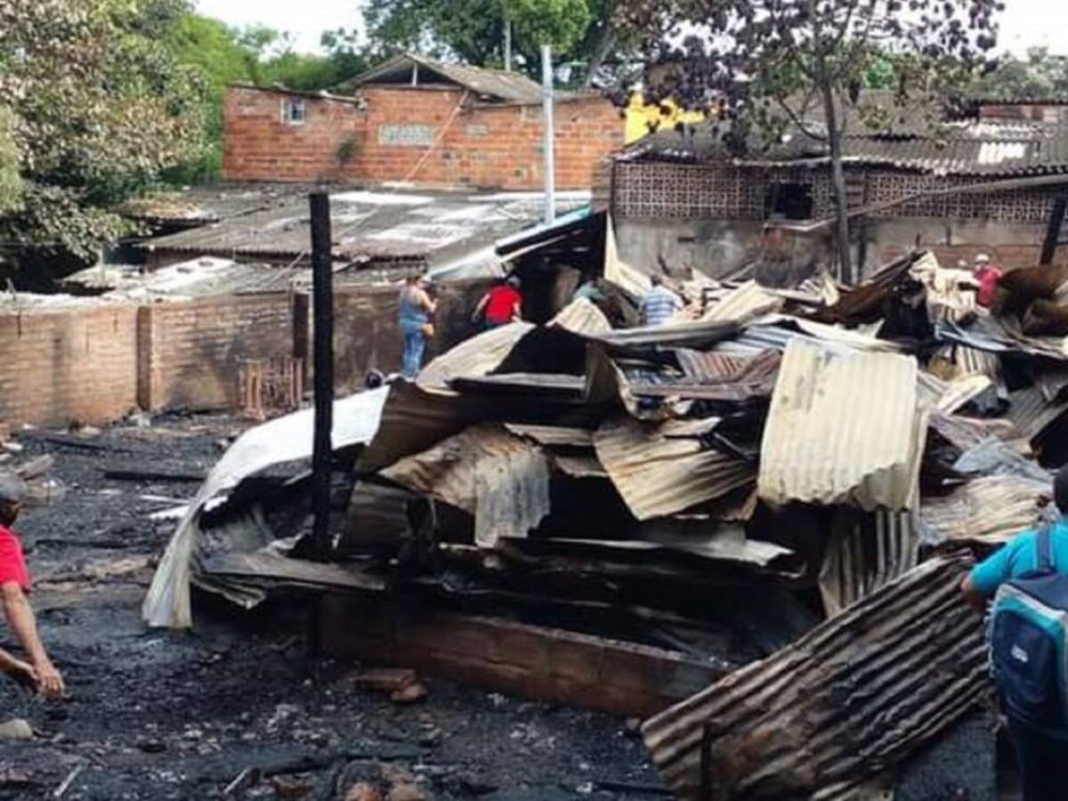 Voraz incendio en el barrio Girardot acabó con varias carpinterias