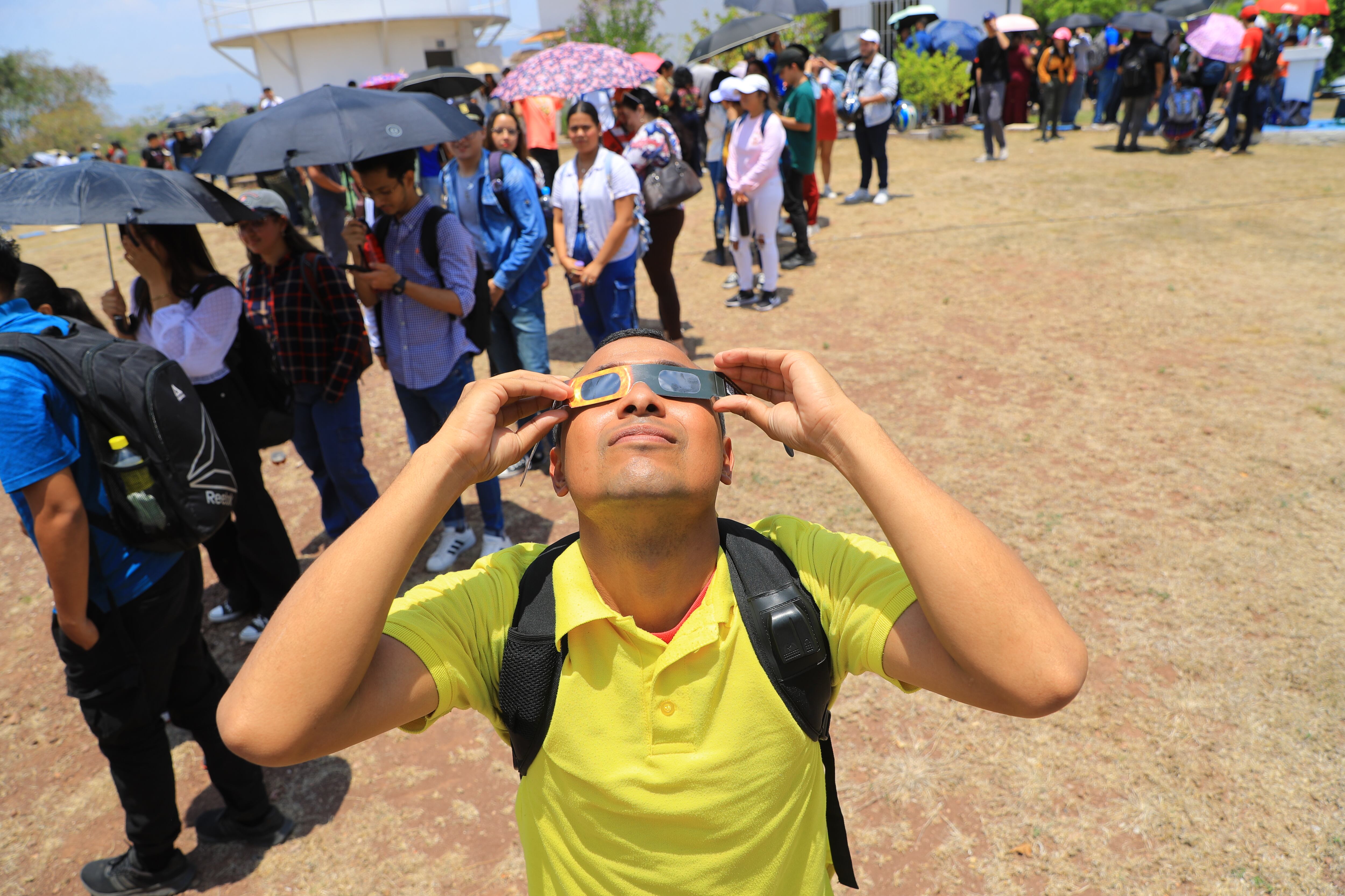 TEGUCIGALPA (HONDURAS), 08/04/2024.- Entusiastas se reúnen para observar el eclipse solar este lunes en Tegucigalpa (Honduras). La Secretaría de Gestión de Riesgos y Contingencias Nacionales de Honduras anunció el pasado domingo una "alerta verde" (preventiva) que regirá durante dos horas del lunes por el eclipse solar, que se verá parcialmente en el país centroamericano. EFE/ Gustavo Amador