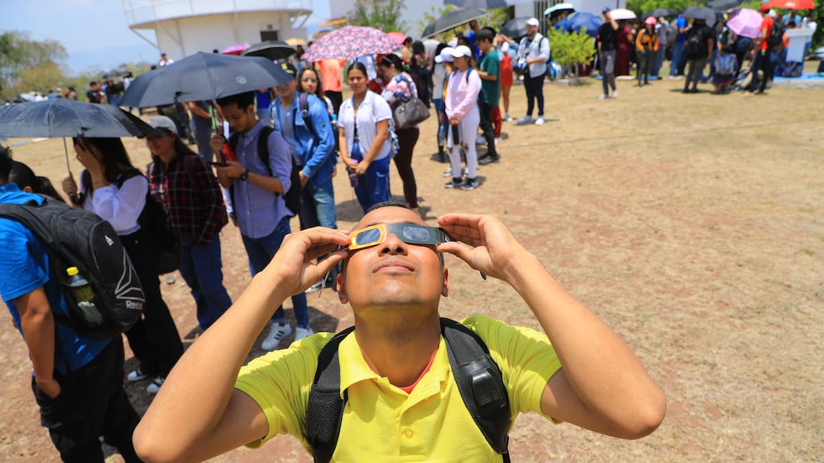 Eclipse solar del 8 de abril: ¿Qué pasa si veo un eclipse total de Sol sin protección?