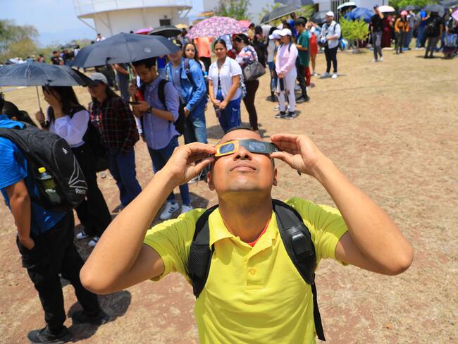 TEGUCIGALPA (HONDURAS), 08/04/2024.- Entusiastas se reúnen para observar el eclipse solar este lunes en Tegucigalpa (Honduras). La Secretaría de Gestión de Riesgos y Contingencias Nacionales de Honduras anunció el pasado domingo una "alerta verde" (preventiva) que regirá durante dos horas del lunes por el eclipse solar, que se verá parcialmente en el país centroamericano. EFE/ Gustavo Amador