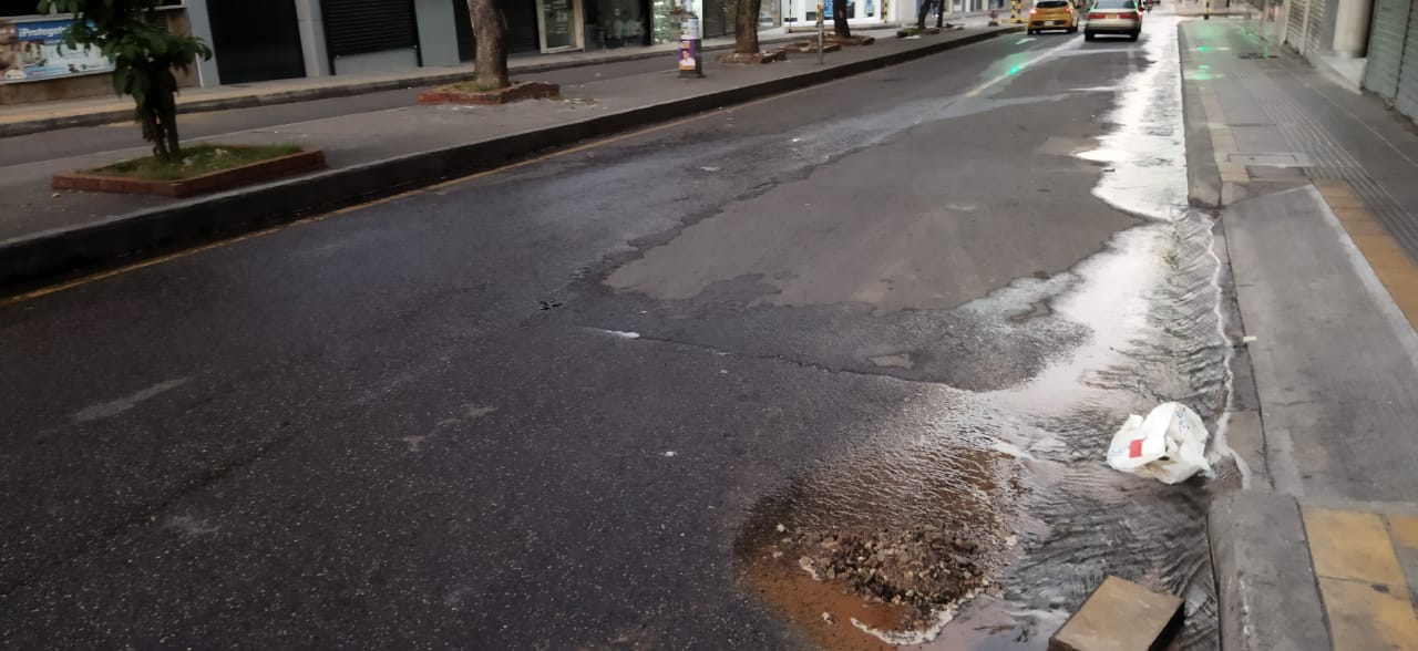Mas de 12 horas de estarse desperdiciando el agua en el centro de Bucaramanga