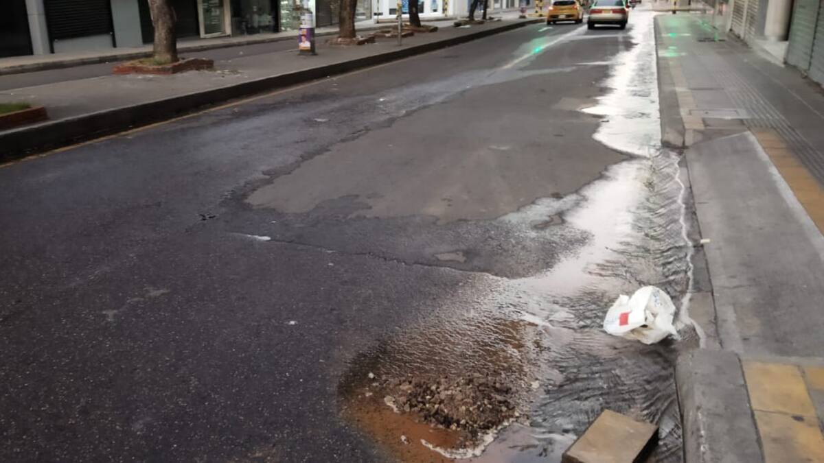 Más de 12 horas de estarse desperdiciando el agua en el centro de Bucaramanga