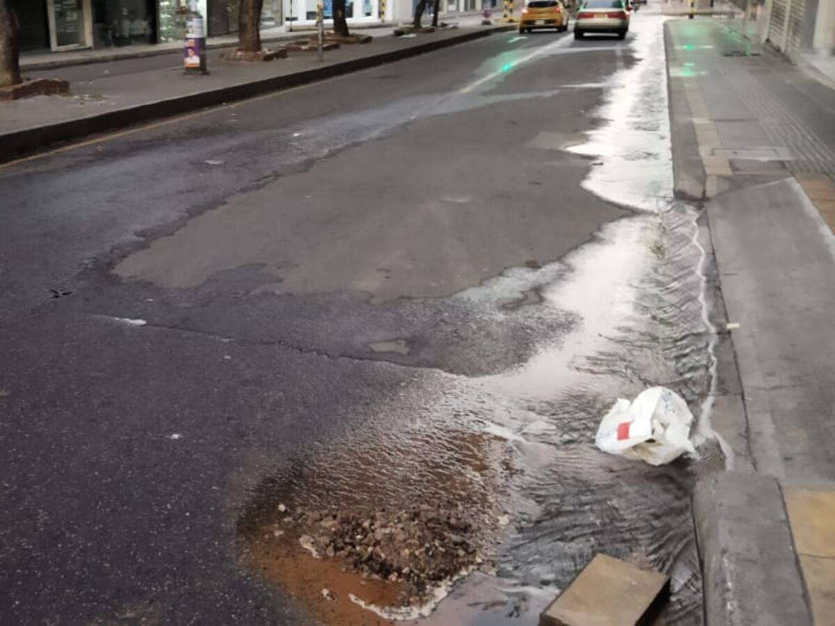Más de 12 horas de estarse desperdiciando el agua en el centro de Bucaramanga