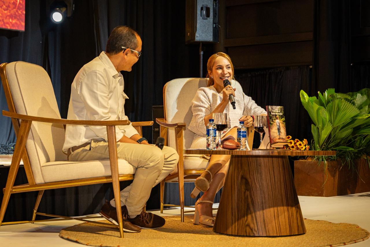 Martha Ruiz Solera en compañía de Carlos Martín, editor del libro.
