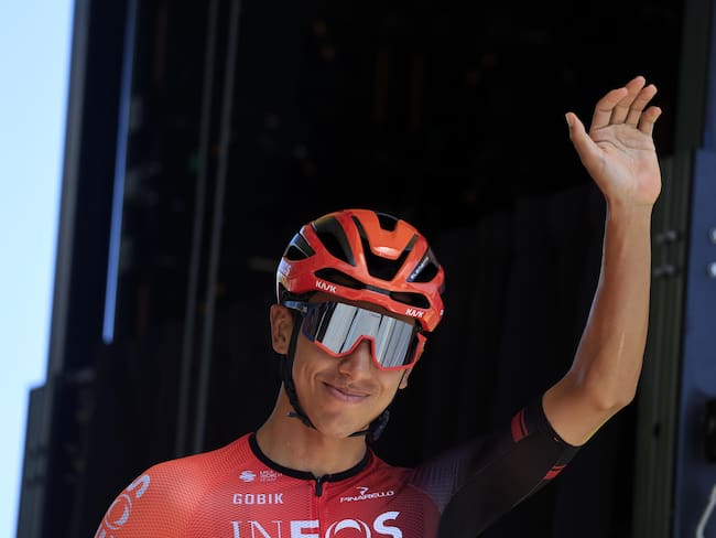 Pinerolo (Italy), 02/07/2024.- Colombian rider Egan Bernal of INEOS Grenadiers waves to the crowd ahead of the start of the fourth stage of the 2024 Tour de France cycling race over 139km from Pinerolo to Valloire, 02 July 2024. (Ciclismo, Francia, Italia) EFE/EPA/GUILLAUME HORCAJUELO