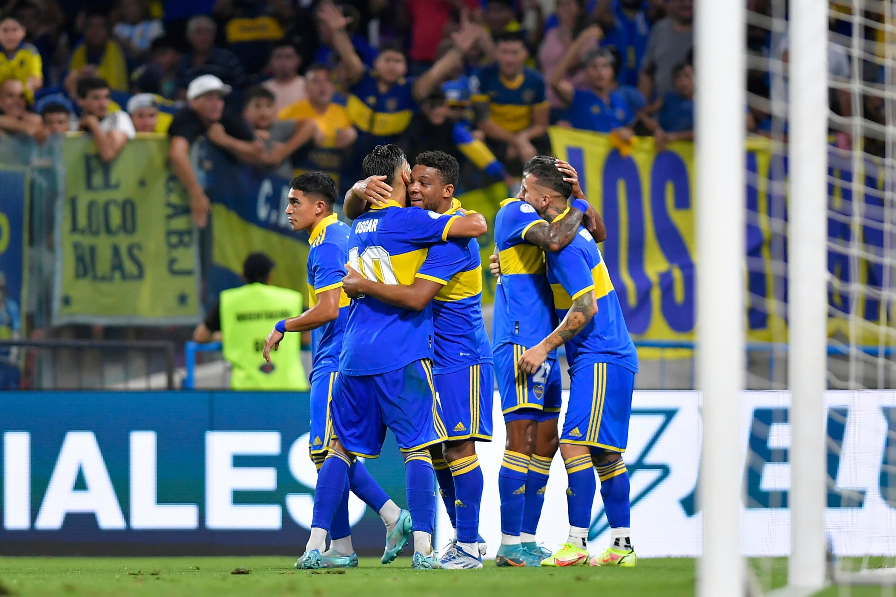 Los jugadores de Boca Juniors festejan uno de los tres goles de Darío Benedetto. (Photo by Hernan Cortez/Getty Images)