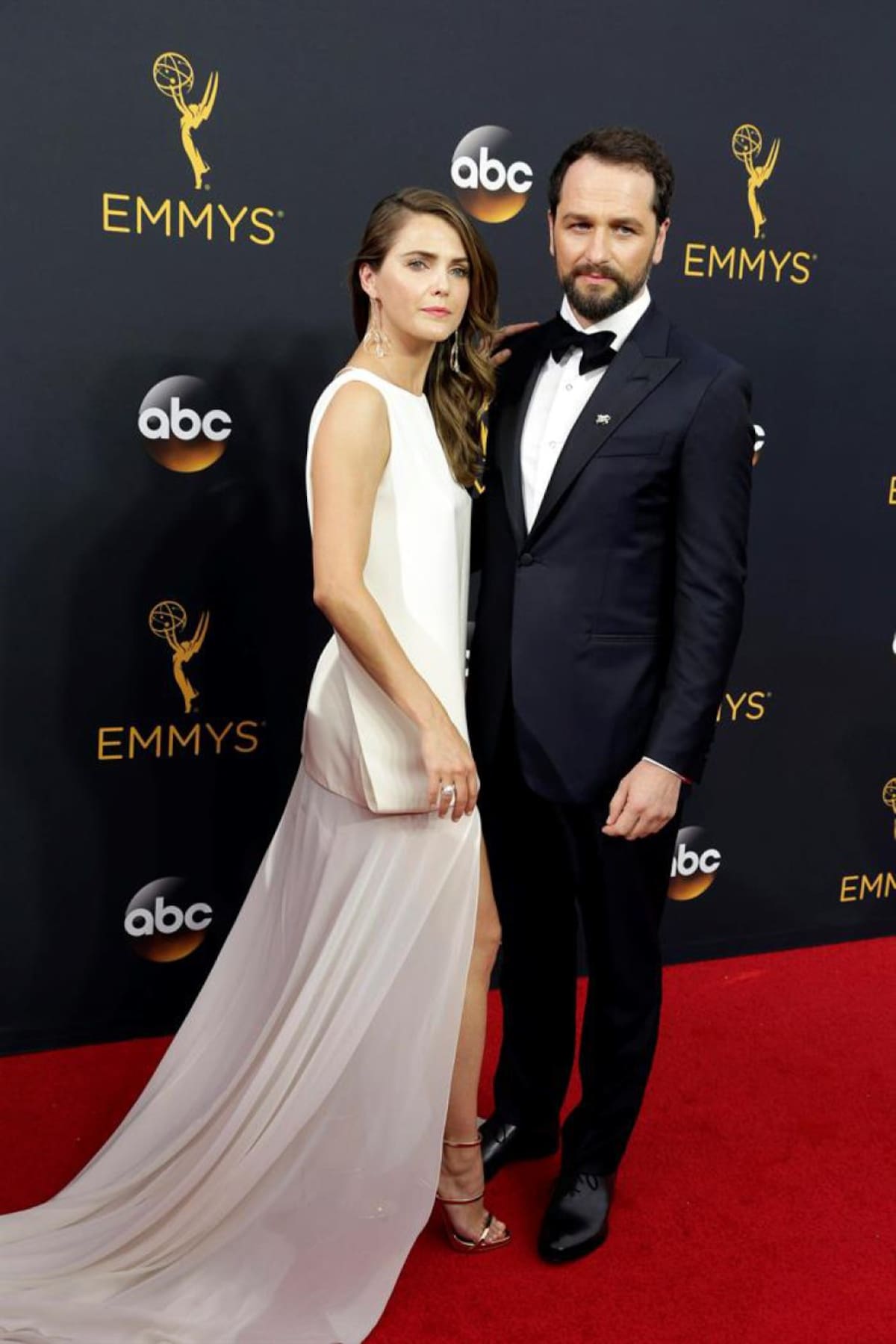 Asistieron Keri Russell (L) and Matthew Rhys a los premios Emmy.