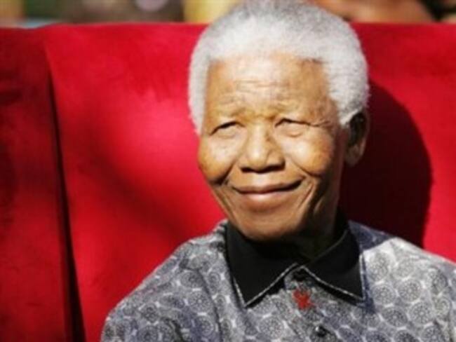 Nelson Mandela es capaz de sentarse y está más alerta: familiares