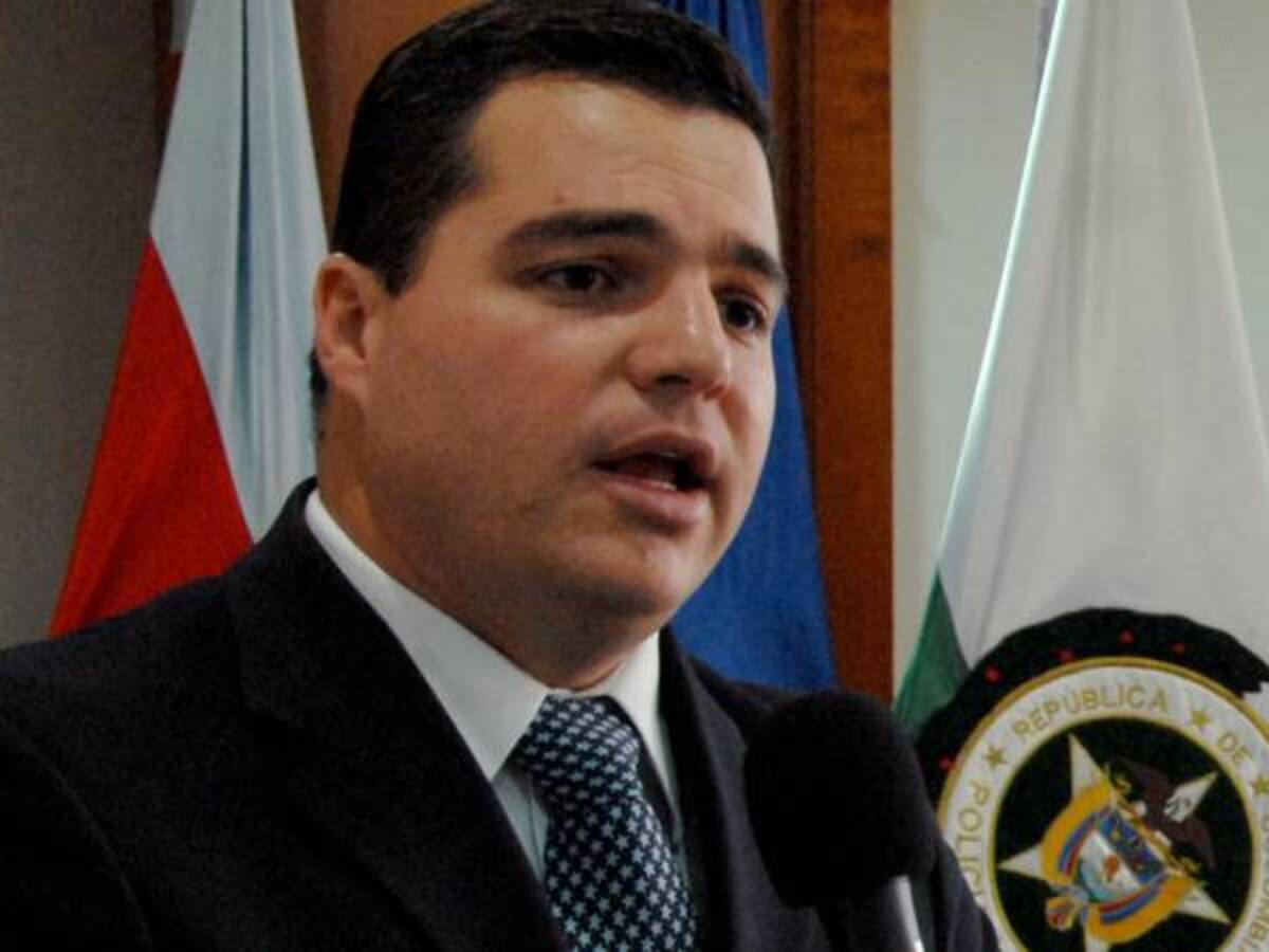 Tanto candidato por firmas refleja una vergüenza de los partidos: Arbeláez