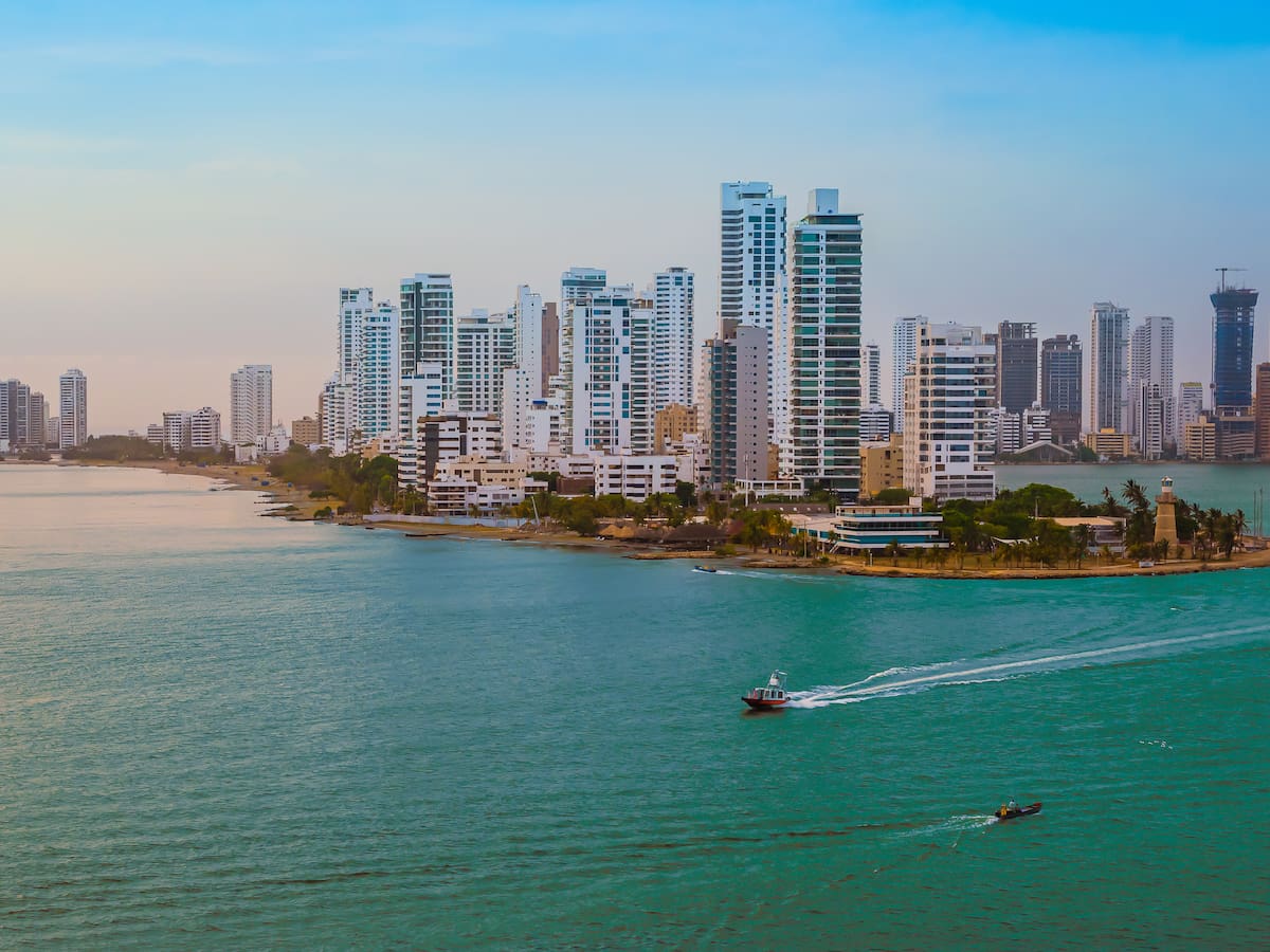 Es más barato ir a la costa en carro o en avión: hicimos la cuenta