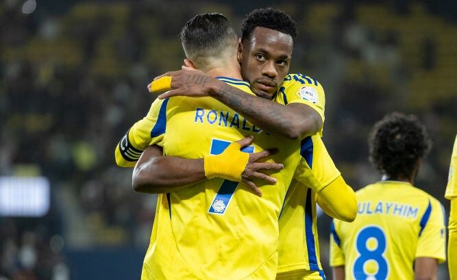 Cristiano Ronaldo y Jhon Durán / Getty Images