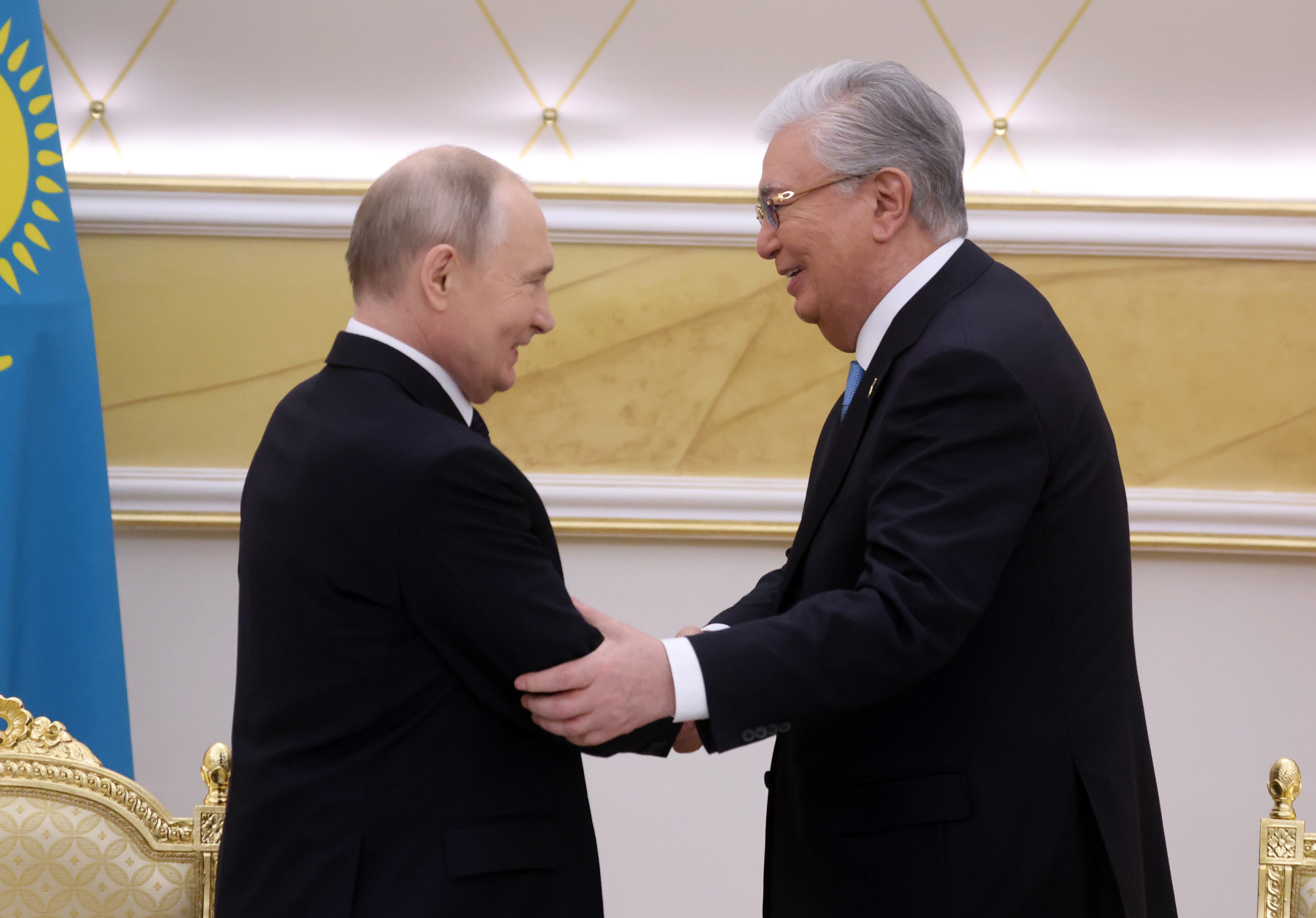 El presidente ruso, Vladímir Putin (i) y su homólogo kazajo, Kassym-Jomart Tokayev, durante un encuentro en Astana. 

(Foto: Contributor/Getty Images)