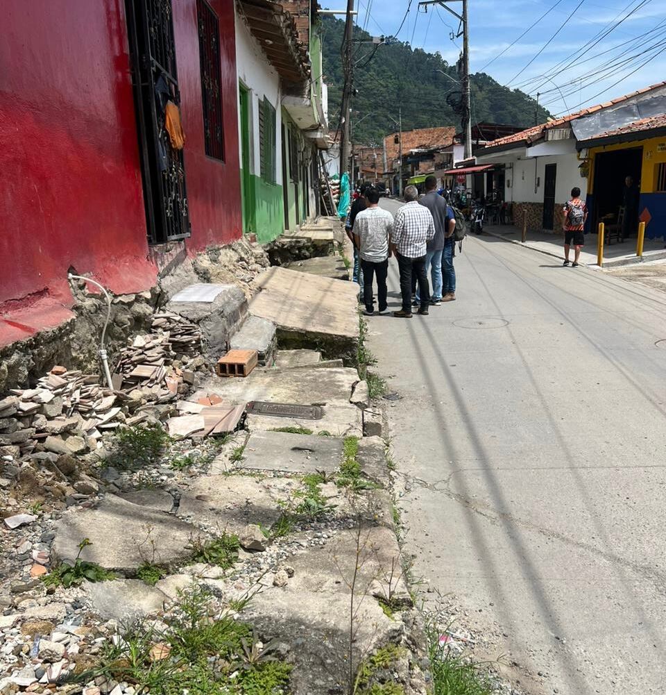 Por el movimiento en masa en La Jabonería, las calles y viviendas tienen grietas de gravedad. Foto: Alcaldía de Amagá.