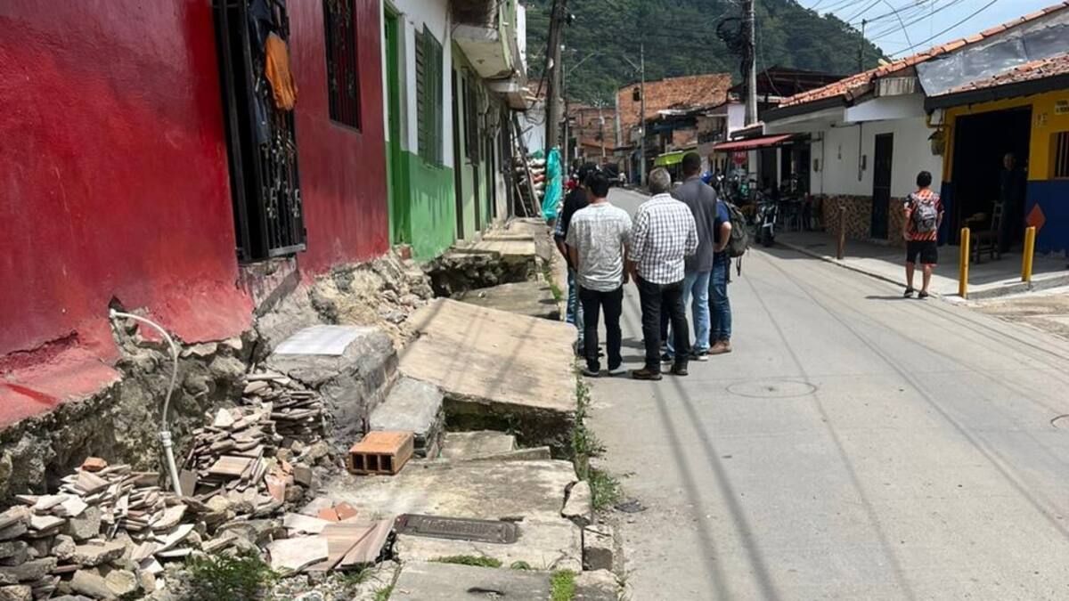 Restringen paso de vehículos pesados en barrio de Amagá donde 100 casas podrían colapsar