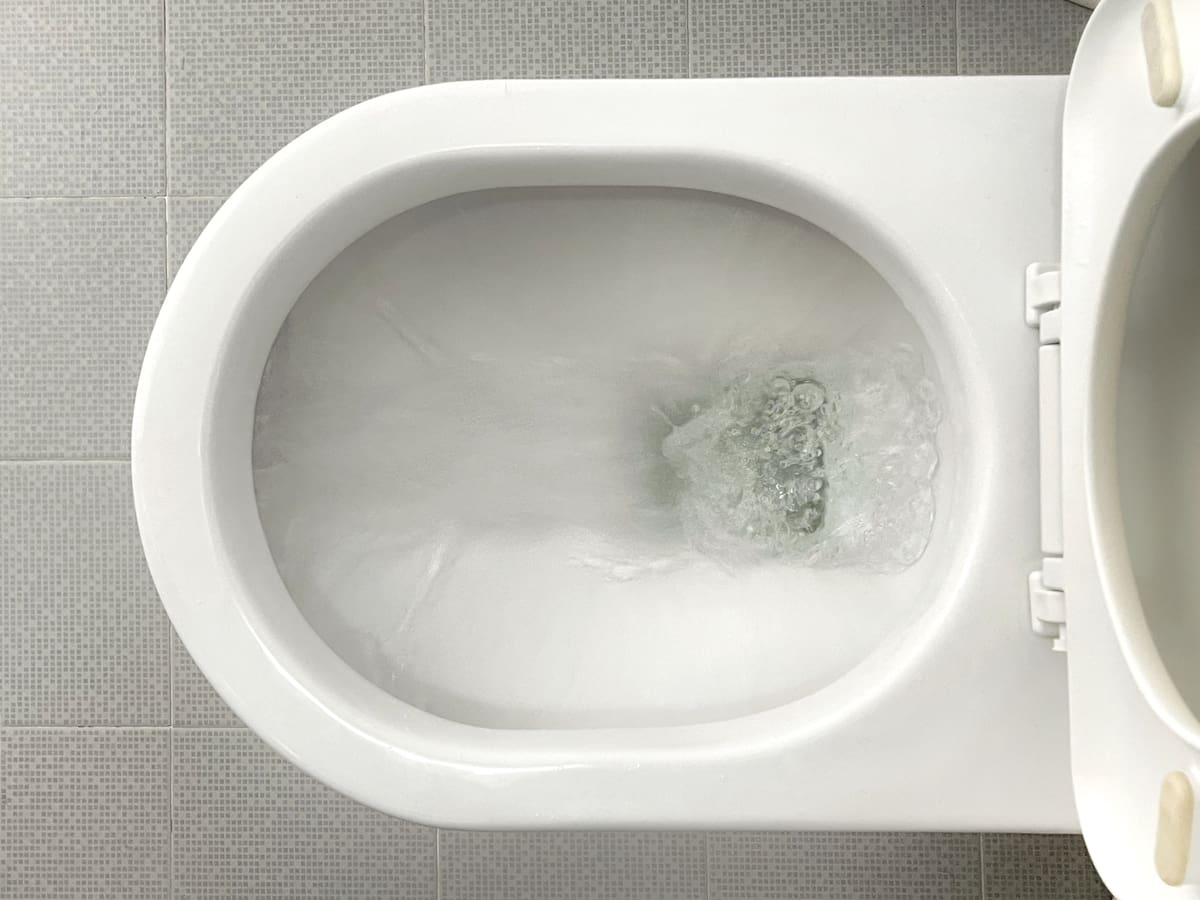 Cómo destapar un baño: Un tutorial práctico para resolver obstrucciones domésticas