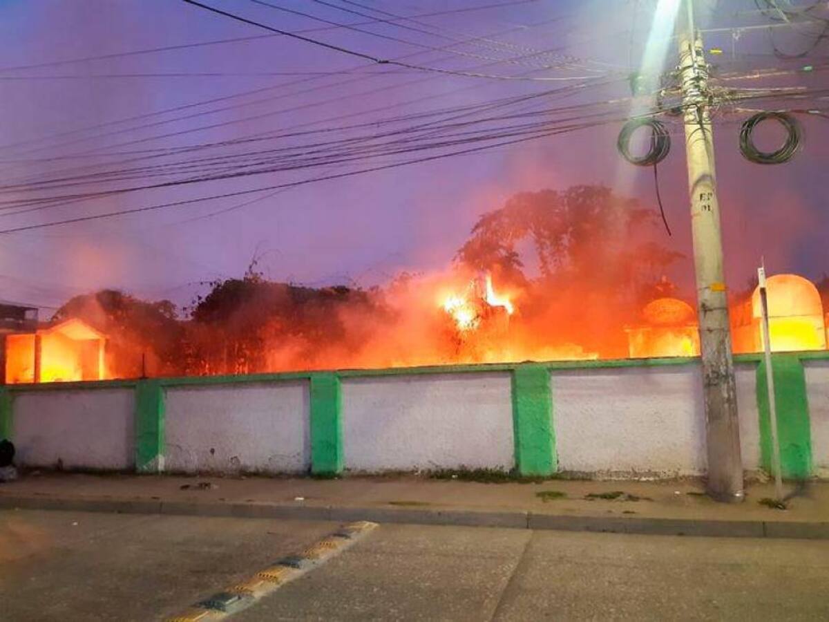 Consternación en Magangué por voraz incendio en cementerio central