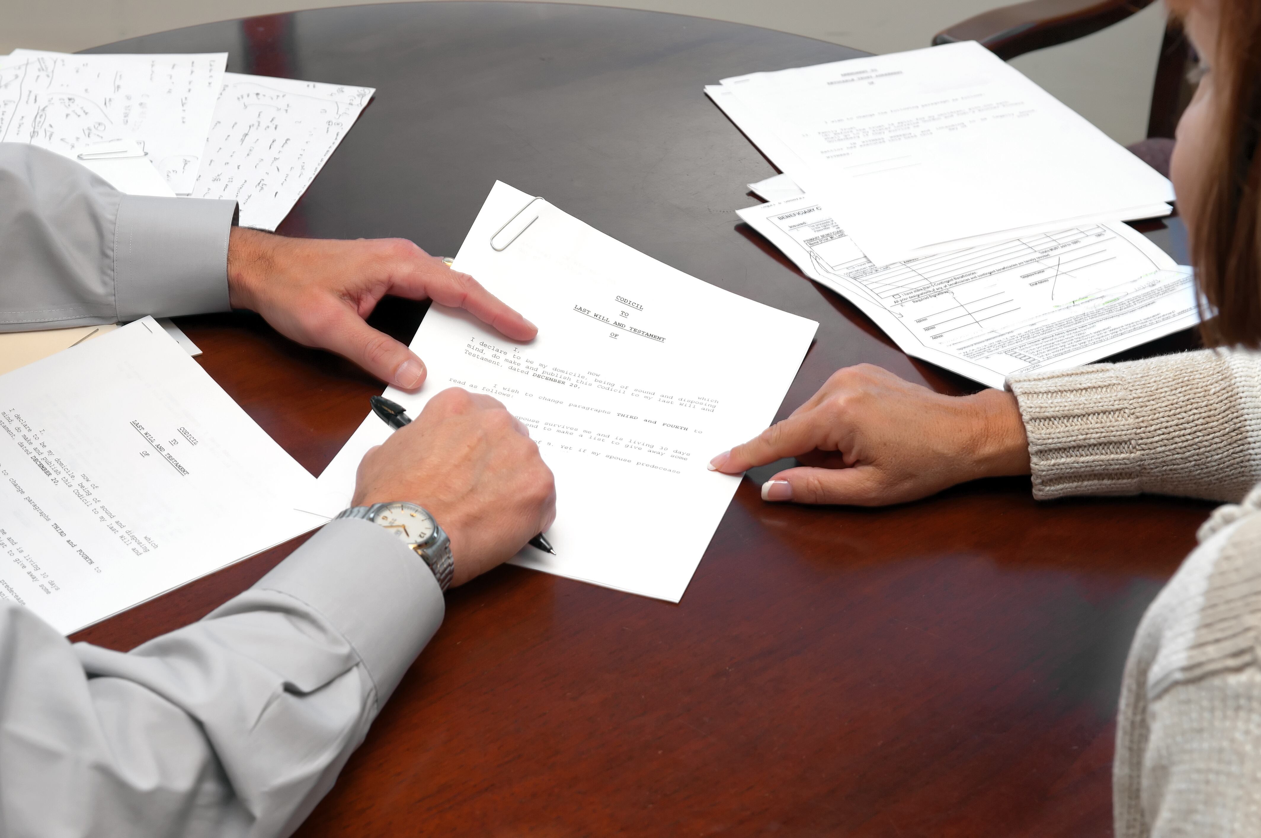 Mujer presentando su testamento ante un notario (Foto vía GettyImages)