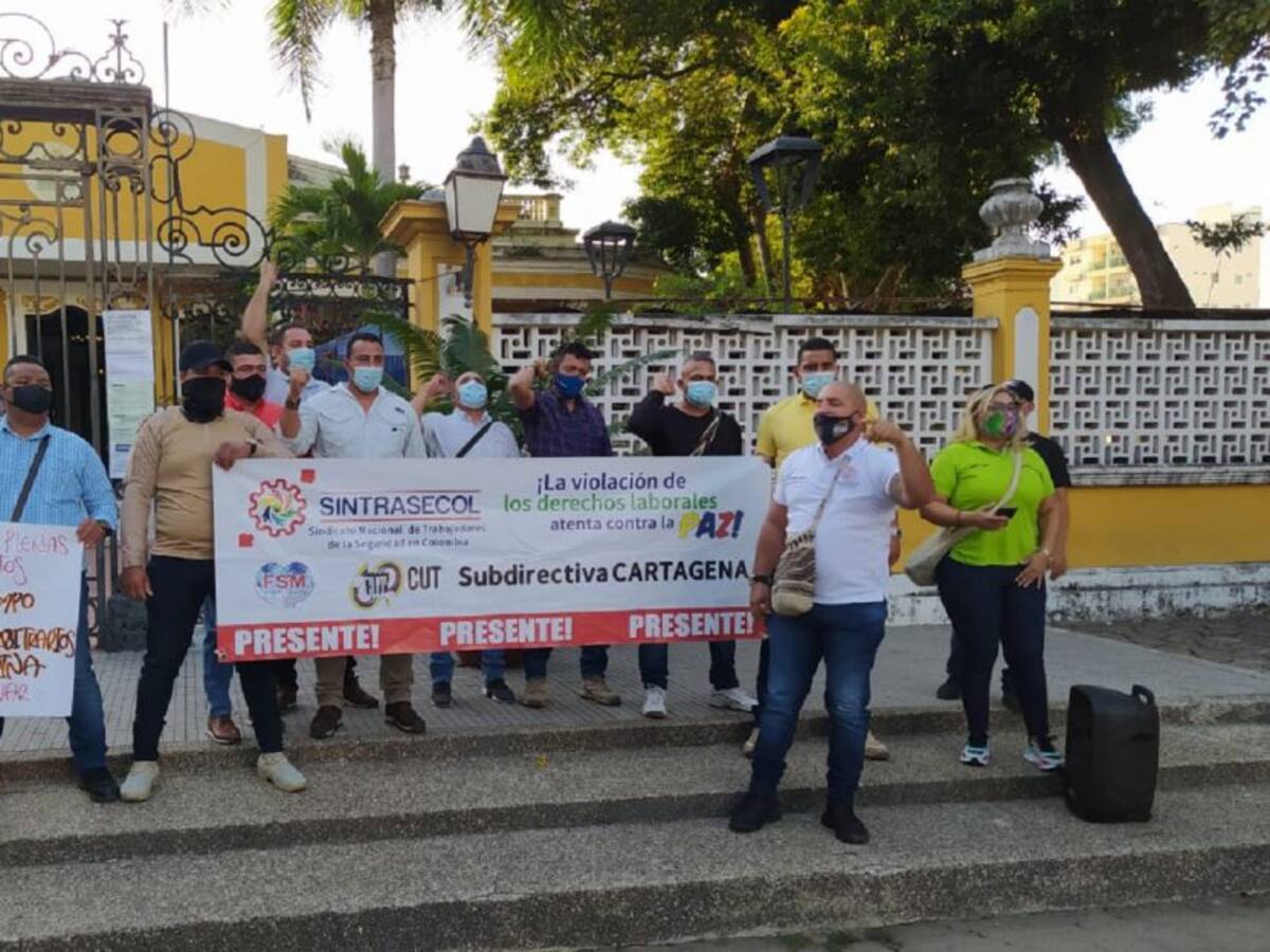 Escoltas de la UNP realizan protesta exigiendo garantías laborales