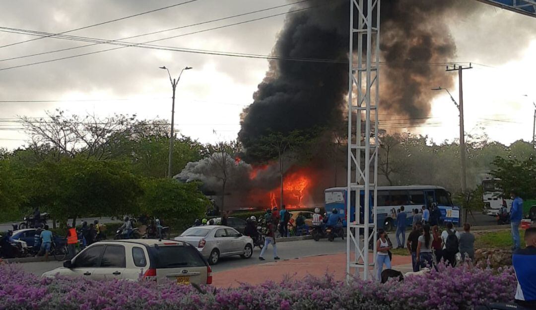 Momento en que se incendia el bus