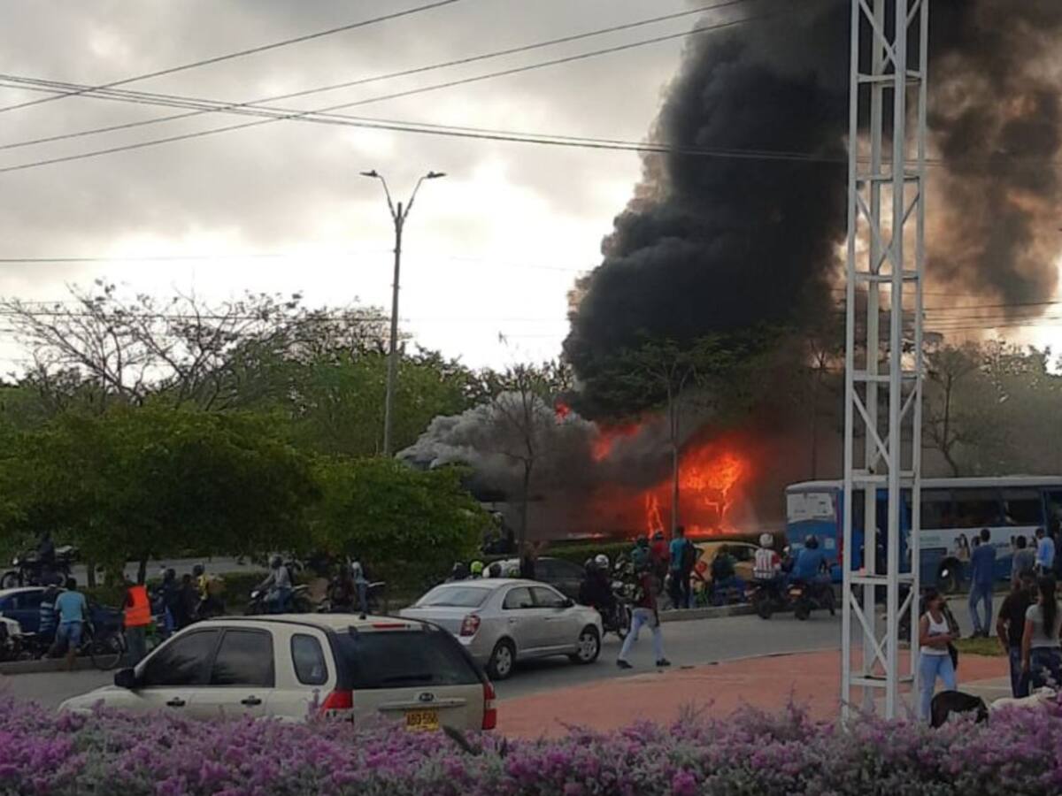 Bus se incendió en la Circunvalar en Barranquilla